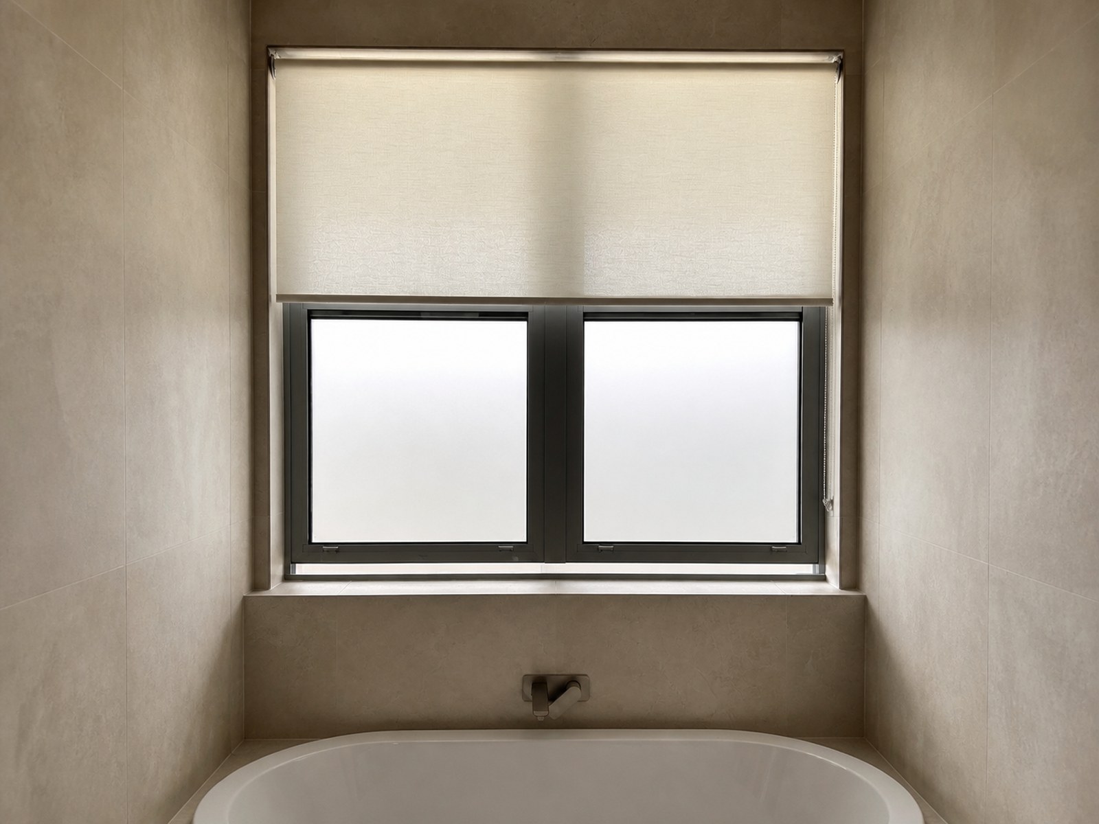 Made-to-measure privacy roller blind by RightFit